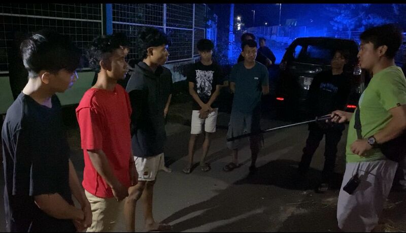 Tawuran pesilat.