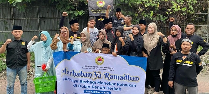 DPD BNPM Sidoarjo bagi takjil.