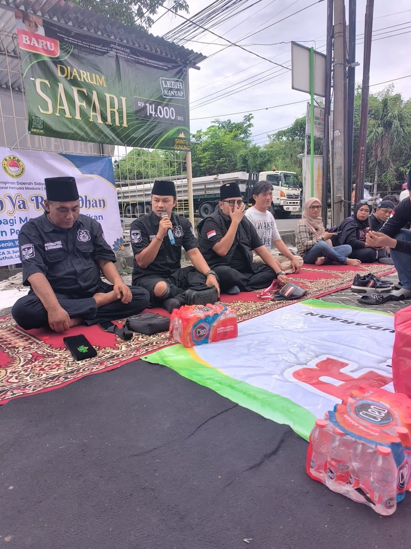 Aksi berbagi takjil DPD BNPM Sidoarjo.