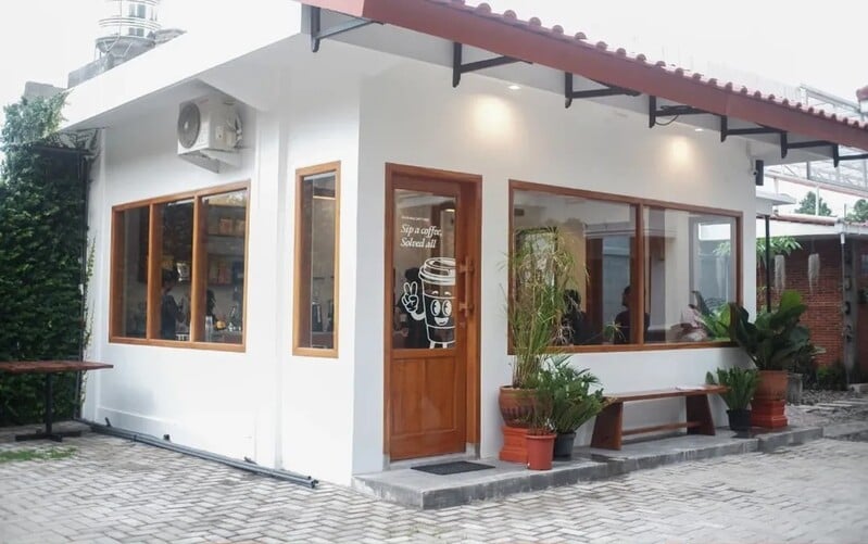 Cafe hits Blitar.