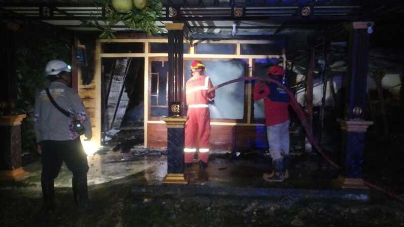 Rumah kayu di Tuban terbakar.