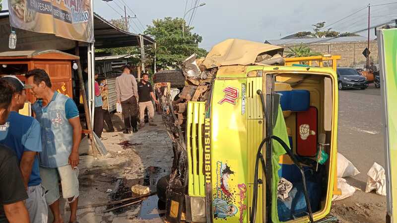 Truk tabrak pengendara motor.