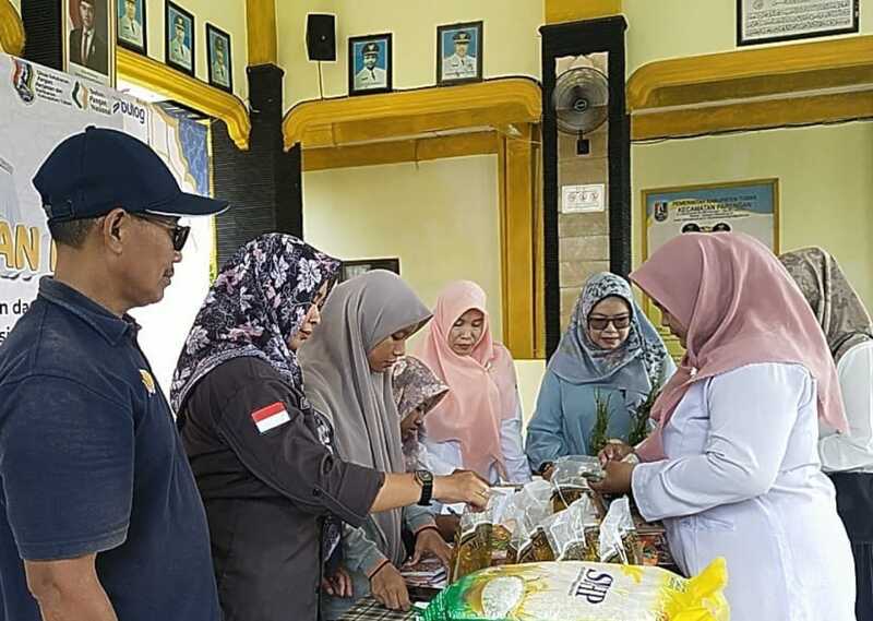 Pasar Murah Tuban Diserbu, Stok Ludes dalam 2 Jam 2 Pasar murah Tuban.
