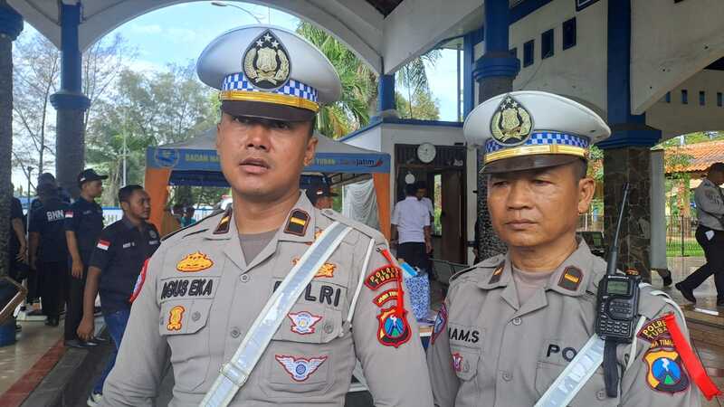 Jalan Berlubang di Jalur Pantura Tuban, Pemudik Diminta Waspada 2 Jalan berlubang di Pantura Tuban.