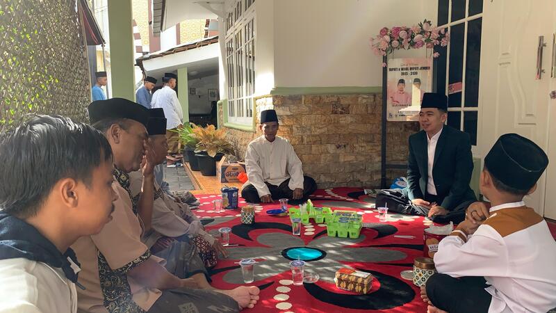 Gus Fawait imam salat Id.