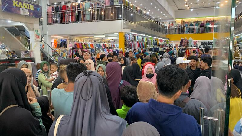 Kades dan anak yatim piatu di Jember.