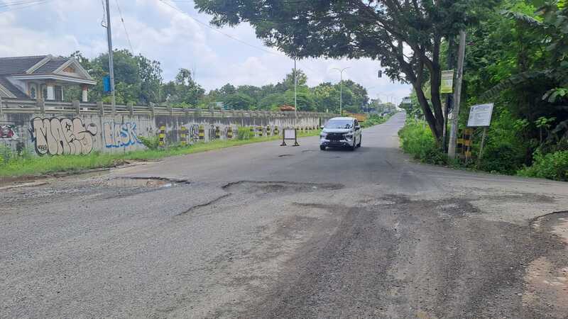 Jalan berlubang.