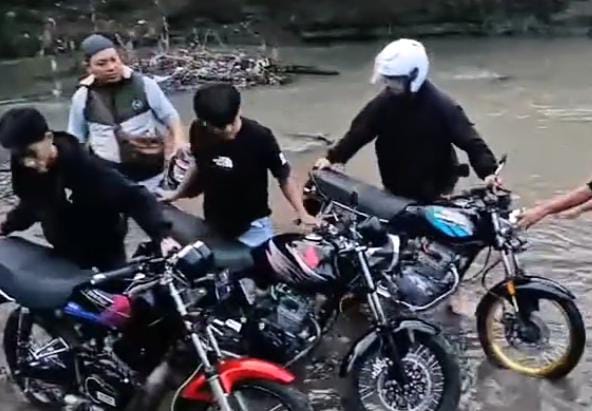 Gerombolan Balap Liar di Mojokerto Nekat Nyemplung Sungai Saat Digerebek 2 balap liar di Mojokerto 1