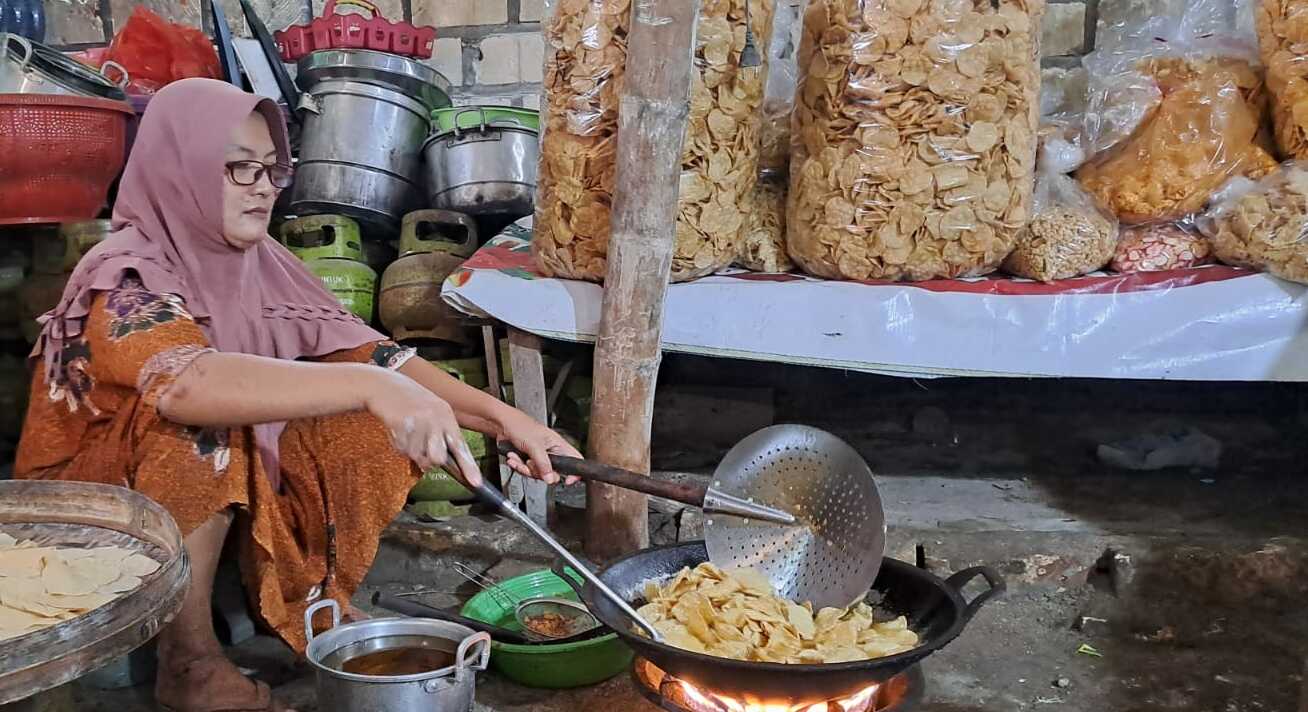 Rasa Autentik, Warga Tetap Memburu Jajanan Tradisional di Tuban 3 Perajin jajanan tradisional.
