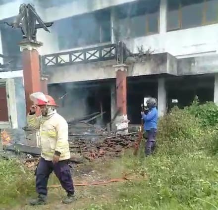 Gedung kosong.