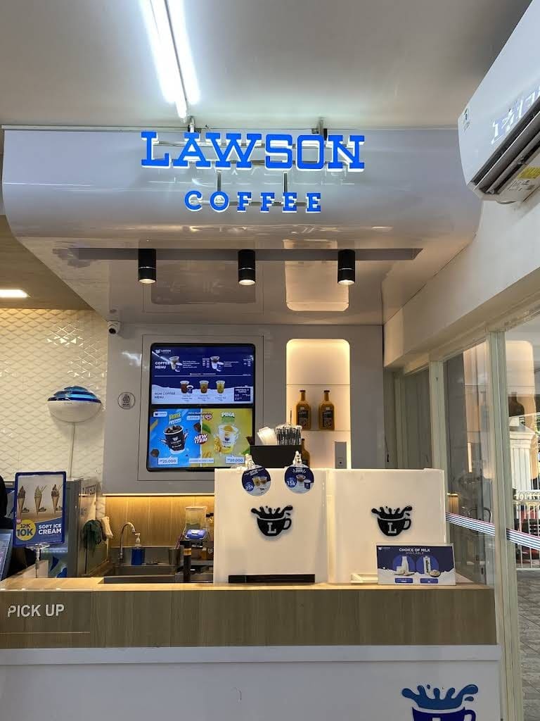 Ngopi di Lawson Malang.