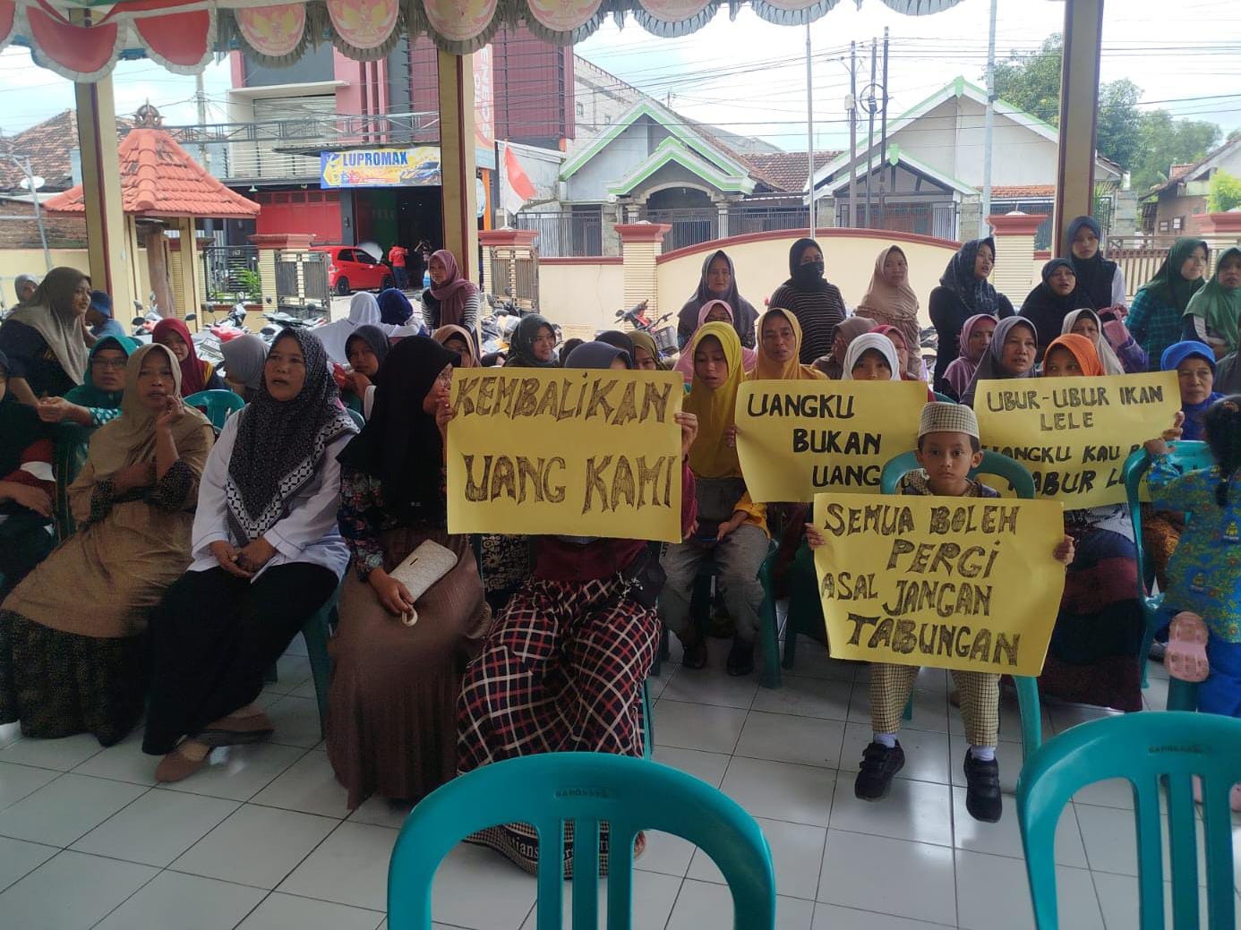 Ibu-Ibu Nasabah Koperasi di Mojokerto Tuntut Pencairan Sebelum Idulfitri 2025 9 Aksi
