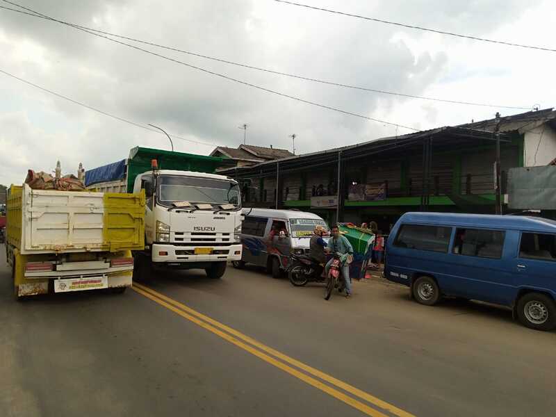 Pasar tumpah.