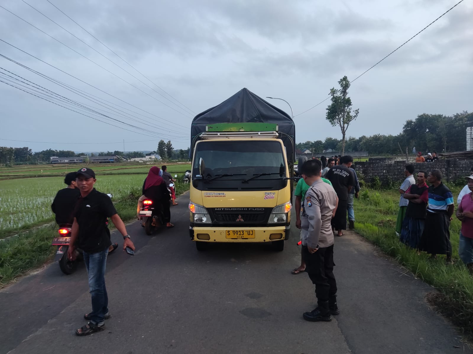 Pengendara Sepeda Motor Tewas Kecelakaan Saat Ngebut Mendahului Truk di Tuban 8 Polres Tuban