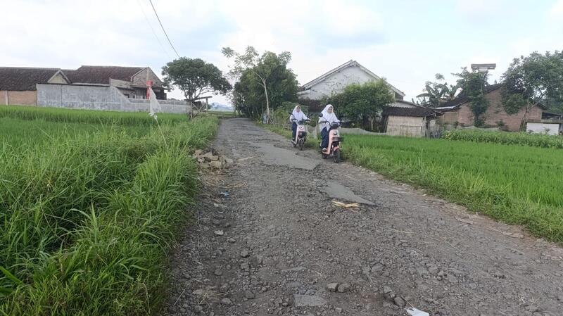 Jalan rusak.