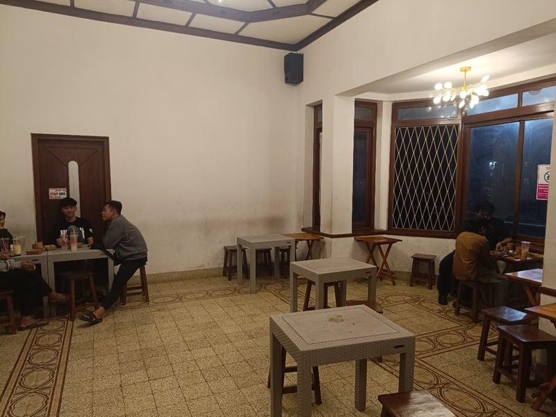 Warkop Elton 28 Malang: Tempat Ngopi Murah di Tengah View Ijen 3 Warkop Elton 28 di Malang.