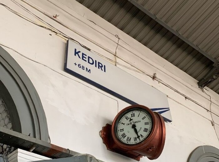 Warung kopi dekat stasiun Kediri.