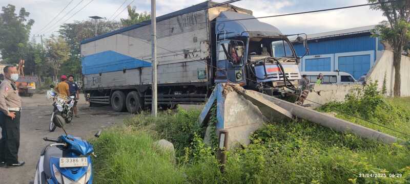 Truk tronton.