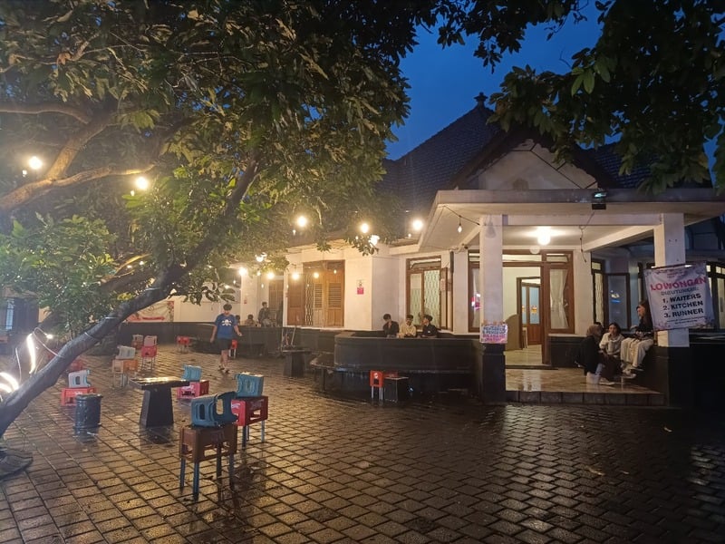 Warkop Elton 28 Malang: Tempat Ngopi Murah di Tengah View Ijen 2 Warkop Elton 28 Malang.