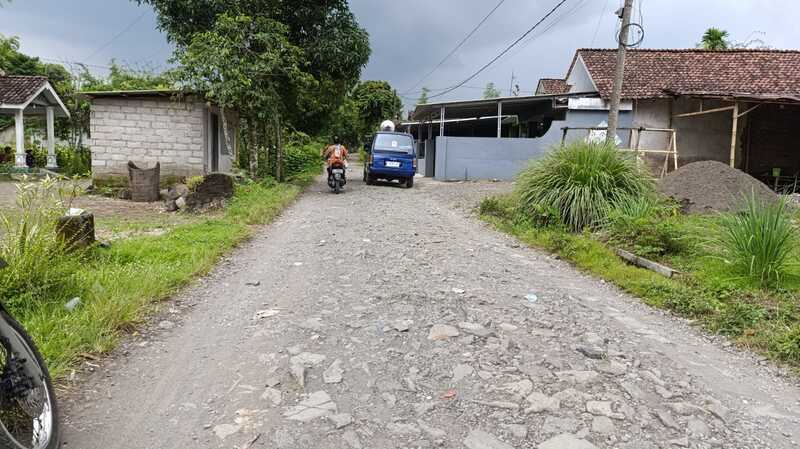 Jalan Rusak Parah, Warga Jember Harap Solusi Pemerintahan Baru 2 Jalan rusak di Jember.