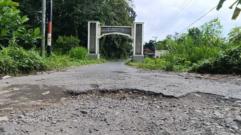 Jalan rusak.
