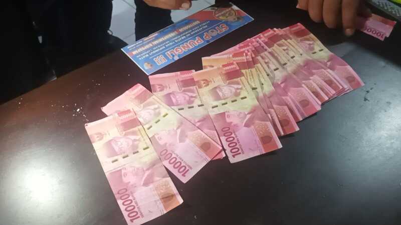 Polres Tuban Bongkar Jaringan Uang Palsu, Dua Pria Diciduk 2 Uang palsu di Tuban.