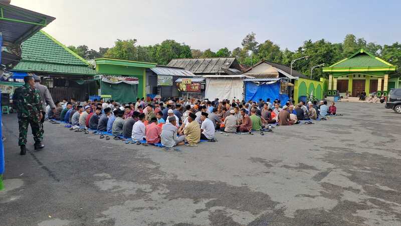 Tradisi Dus-dusan di Pantai Tuban: Doa, Ketupat, dan Harapan Tahun Depan 2 Tradisi dus-dusan Tuban.