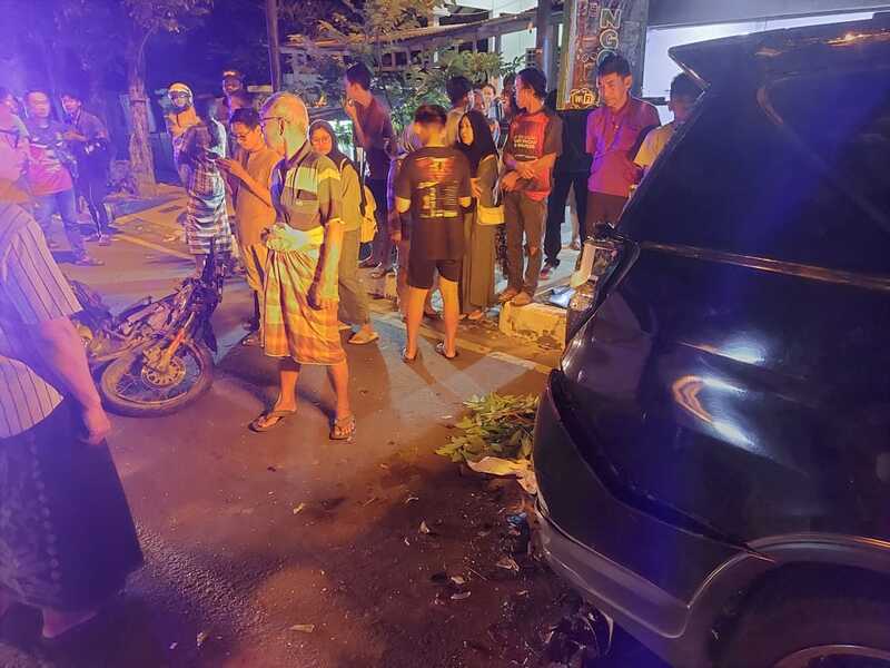 Motor tabrak mobil.