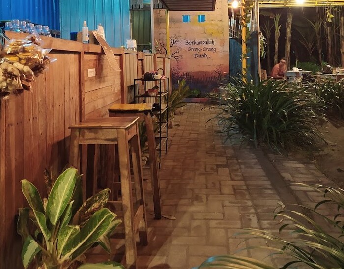 Warung Kopi Kediri Dekat Kampus, Cocok Buat Nugas 2 Warung kopi di dekat kampus Kediri.