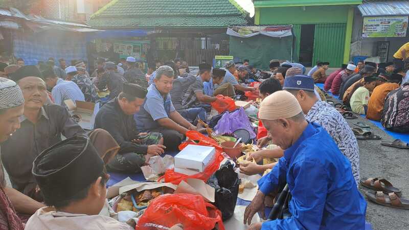 Tradisi Dus-dusan di Pantai Tuban: Doa, Ketupat, dan Harapan Tahun Depan 3 Tradisi dus-dusan di Tuban.