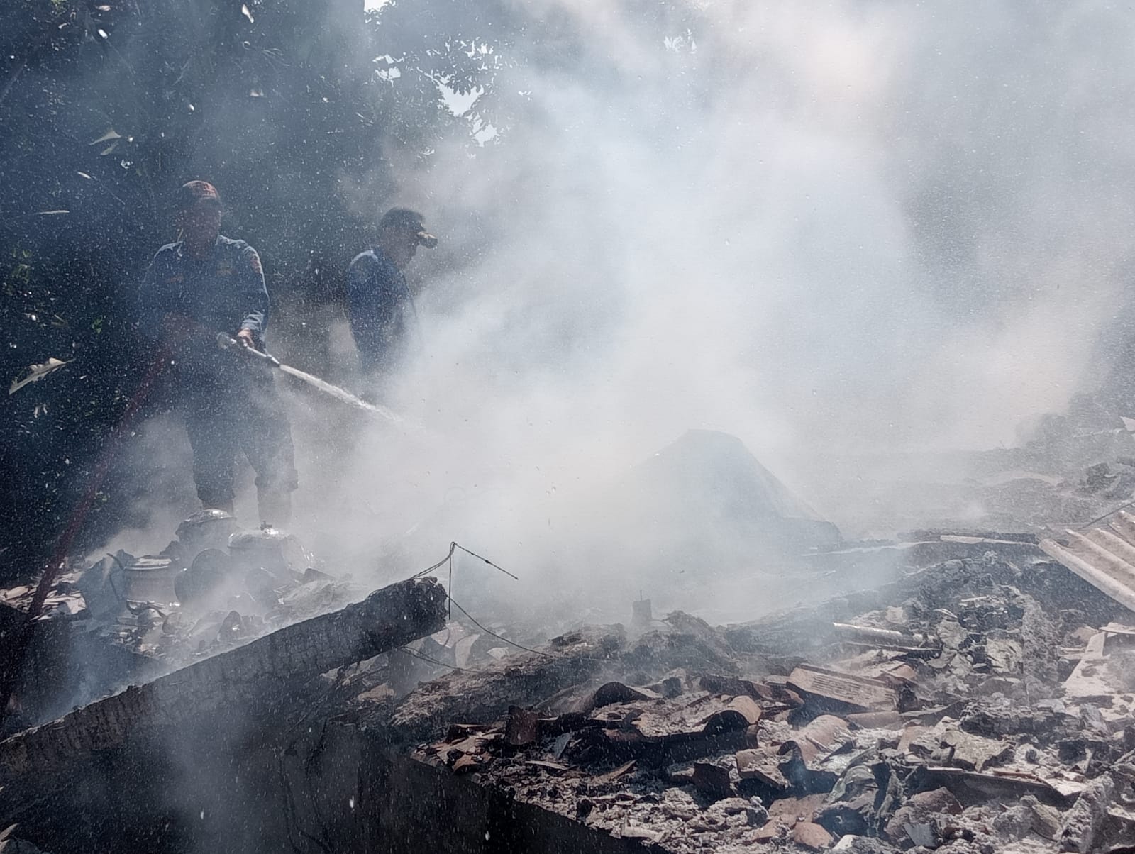 Rumah di Jember terbakar.