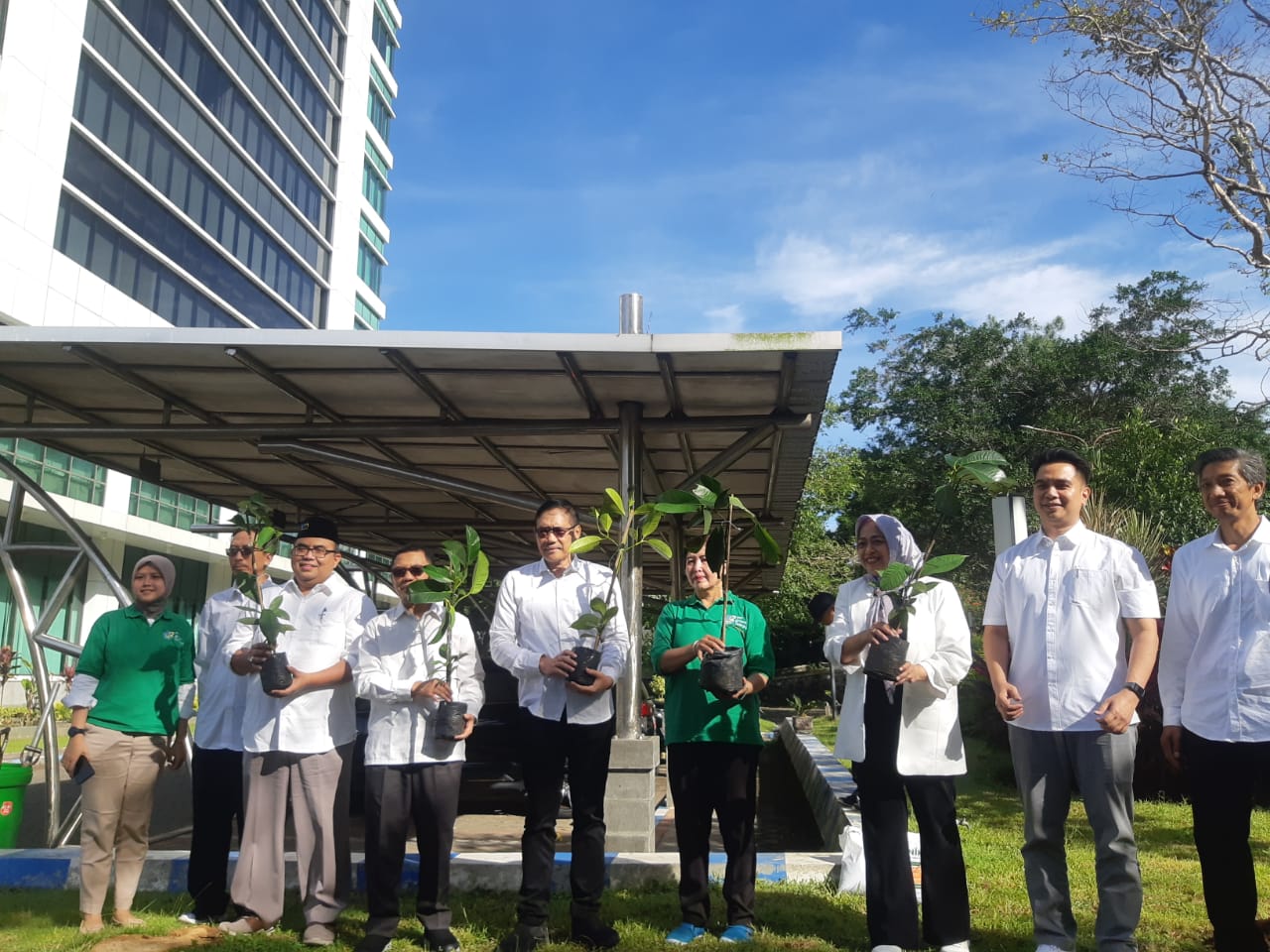 Komitmen Lestarikan Lingkungan, LPPM UM Gencar Tanam Pohon di Hari Bumi 