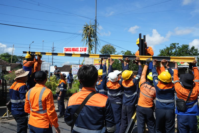KAI Daop 9 Jember pasang portal.