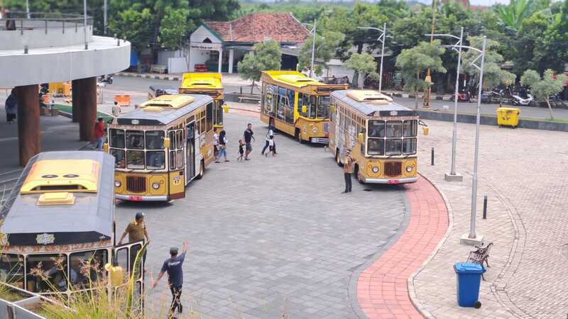 Bus wisata Si Mas Ganteng.