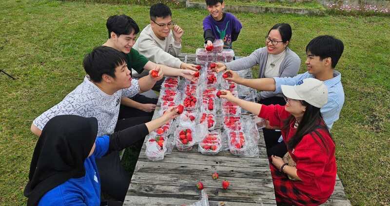 Mahasiswi Unej Aviza Maharani di Vietnam.