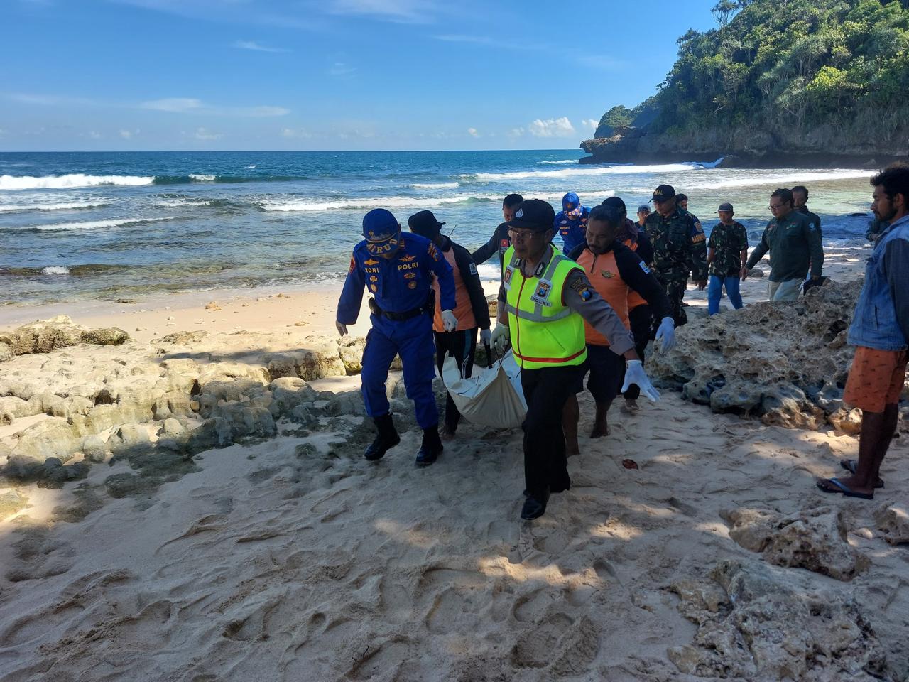 Dua Nelayan Tewas Dihantam Ombak di Pantai Malang