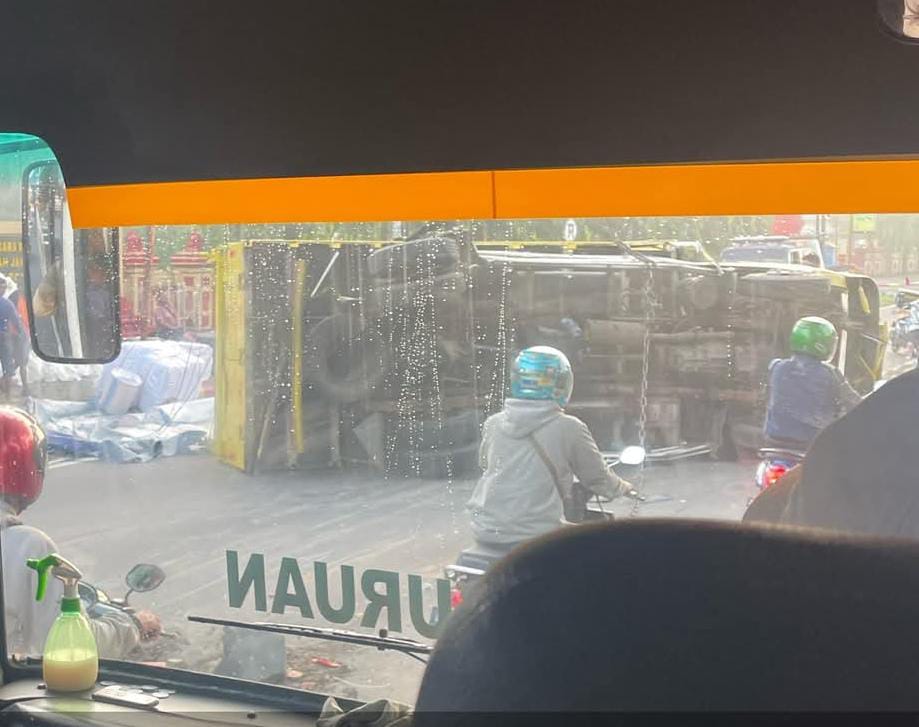 Truk ekspedisi terguling