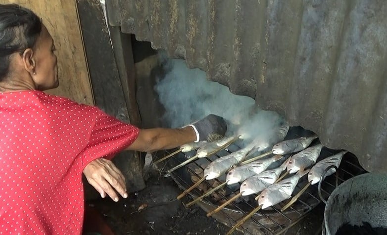 Nikmati Cita Rasa Oleh-Oleh Khas Tuban Wajib Dibawa untuk Kerabat di Rumah 2 pengasapan ikan
