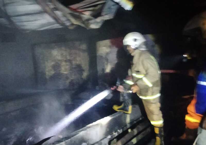 Kebakaran Gudang Daur Ulang di Mojokerto, Diduga Akibat Percikan Oli Bekas 1 Gudang daur ulang.