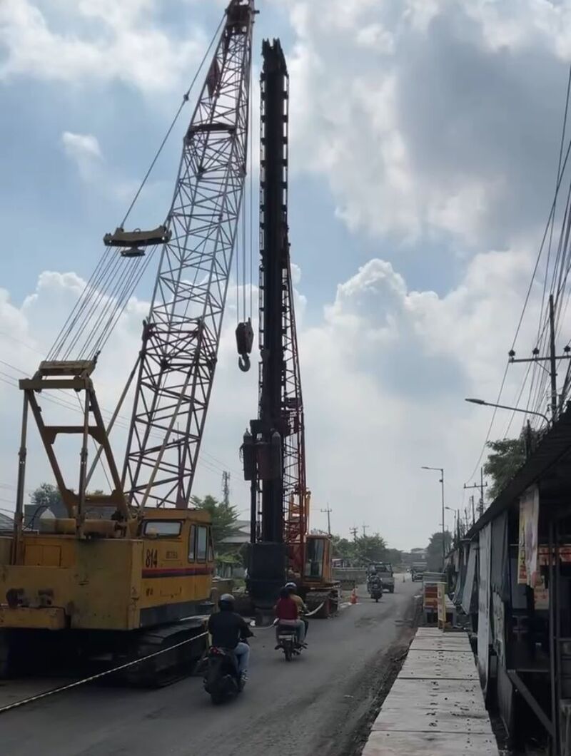 Bupati Sidoarjo Tinjau Proyek Betonisasi Jalan Wedi-Betro, Pastikan Tepat Waktu 2 Bupati Sidoarjo sidak proyek betonisasi.