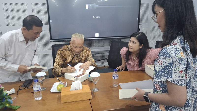 LPPM UM Ikut Menapaki Jejak Perjuangan Kartini lewat Bincang Buku “Trilogi Kartini” 4 LPPM UM kupas Trilogi Kartini.