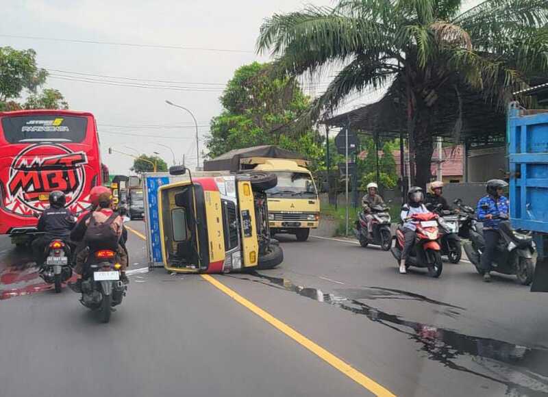 Lagi! Mobil Boks Muatan Air Mineral Terguling di Depan SPN Mojokerto 1 Mobil boks.