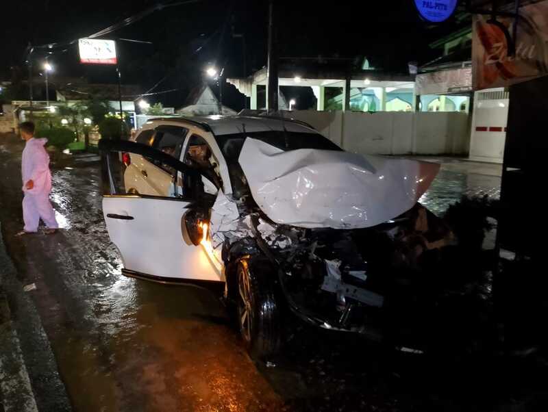 Toyota Rush vs truk tronton di Tuban.