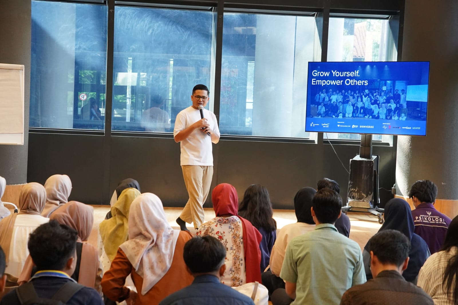 Rico Juni Artanto Bekali 150 Relawan di GIK UGM Jadi Buddies Sekolah Cegah Bullying 2 Rico Juni Artanto