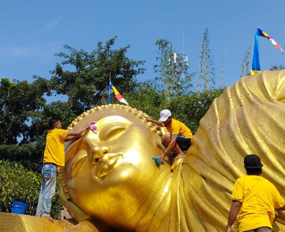 Patung Buddha Tidur di Mojokerto