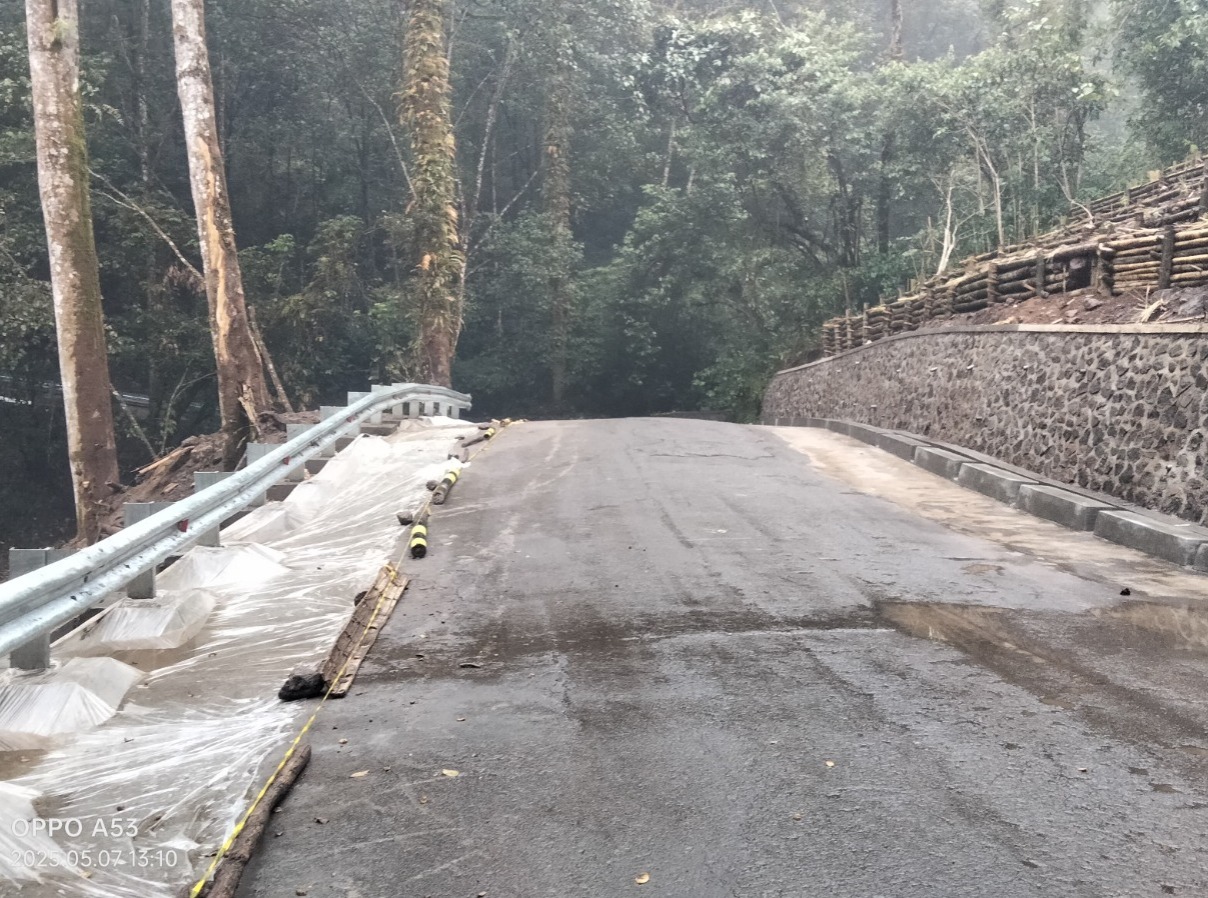 Jalur Pacet-Cangar Masih Buka Tutup, Cuaca Ekstrem Masih Membayangi 9 Jalur Pacet-Cangar