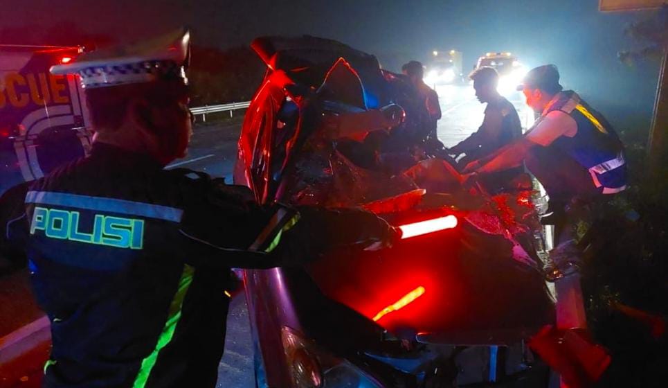 Dua Penumpang Mobil Avanza Tewas Kecelakaan Tabrak Belakang Truk di Tol Gempol