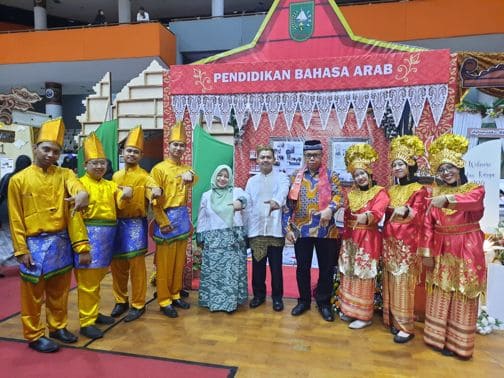 Mahasiswa PPG Bahasa Arab UM Latih Guru SMAI Singosari Terapkan Augmented Reality (AR) 4 WhatsApp Image 2025 05 20 at 19.05.01 1