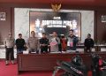 Pelaku perampokan di hutan.