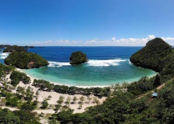 Pantai Teluk Asmara.
